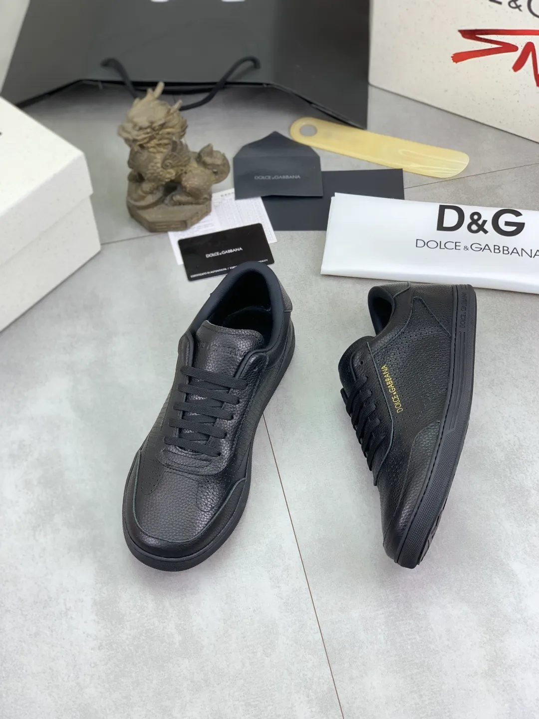 Men's shoes P500 💰 [New model] The latest hot model, top original quality, the official website is synchronized with "DOLCE&GABBANA [Dolce & Gabbana] ~ High Quality." The effect is low-cut casual DG men's shoes, loved by many celebrities, using high-end imported first-layer frosted calfskin with punched logo design + cowhide feet, simple and elegant, perfect interpretation of the latest inspiration for shoes, classic and fashionable integration, luxury dream, dominating fashion Suitable for drivers, light and comfortable to drive, light and breathable for outdoor travel, high-end quality, trustworthy, black or white🉑️choose! Code number: 38-46